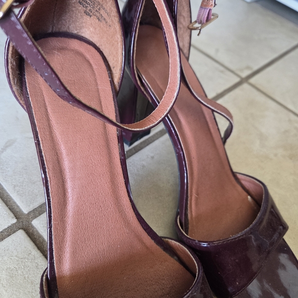 Elegant Burgundy Women's Heels - Picture 5 of 8